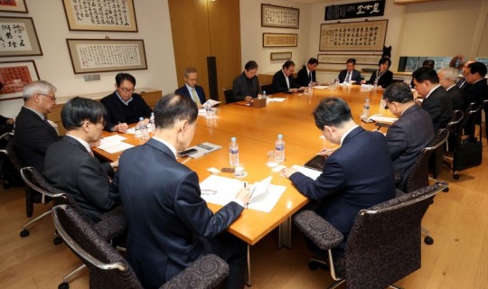 <div><a href='http://koreapeace.foundation/bbs/board.php?bo_table=sub02_02&wr_id=67' class='btn btn-skin btn-slide'>[한반도평화만들기] 이란전쟁으로 미국 위상 흔들려…한국 실존적 …</a></div><br/><br/>2026-04-08