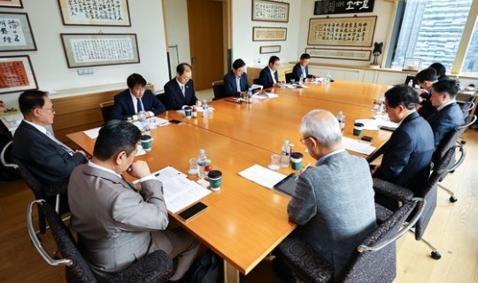 <div><a href='http://koreapeace.web3.newwaynet.co.kr/bbs/board.php?bo_table=sub02_06&wr_id=27' class='btn btn-skin btn-slide'>[한중비전포럼23] “여야가 힘 합쳐 미국과 잘 지내야 우리 경…</a></div><br/><br/>2025-10-16